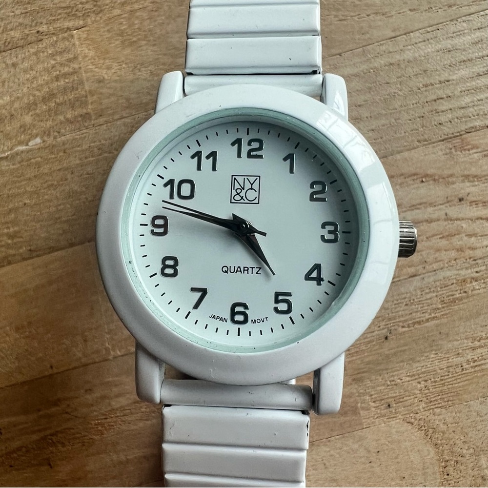 NY&C ladies white dial and white bracelet watch NEW BATTERY